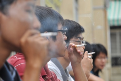 Nghịch lý: Càng nghèo càng thích hút thuốc lá