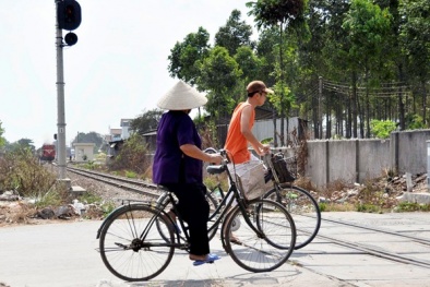 Hà Nội: Băng qua đường sắt, cụ ông bị tàu hỏa tông trọng thương