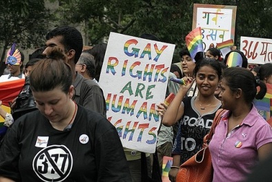 Thiếu niên đồng tính bị ép quan hệ với mẹ ruột để chữa 'gay' 