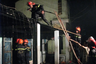 Đà Nẵng: Cháy lớn xưởng lốp ô tô cũ, mùi hôi lan tỏa khắp vùng