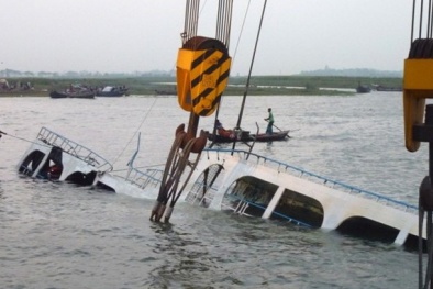 Phà chở hơn 60 người lật úp ở Bangladesh