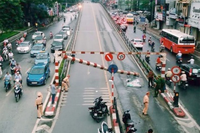 Hà Nội: Xe khách đâm sập thanh hạn chế chiều cao cầu vượt