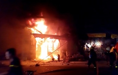 TP.HCM: Tiệm tạp hóa cháy lớn, khói lửa bao trùm chung cư kế bên