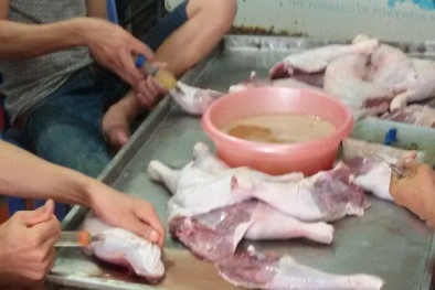 Phát hiện một số cơ sở tiêm dung dịch lạ vào chân giò muối