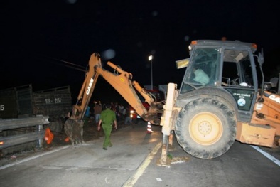 Công an tạm giữ lái xe khách giường nằm rơi xuống vực ở Quảng Nam