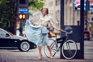 Diện chân váy midi xòe ‘nổi bần bật’ xuống phố