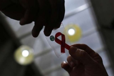 Cha dượng cưỡng hiếp, lây nhiễm HIV cho con riêng của vợ 
