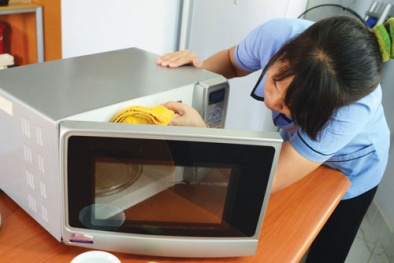 Khử mùi lò vi sóng hiệu quả bằng nguyên liệu nhà bếp