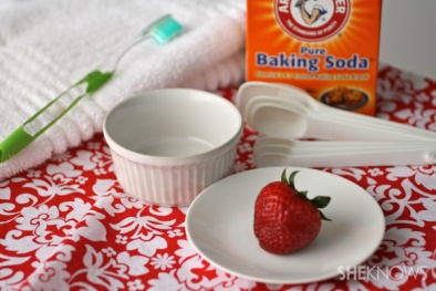 Làm trắng răng bằng dâu tây