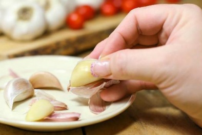 Mẹo bóc tỏi cực nhanh, cực dễ dàng