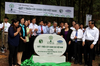 Trồng cây tri ân các anh hùng liệt sĩ tại ngã ba Đồng Lộc