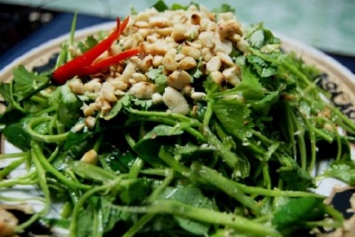 Cách làm nộm rau muống giòn ngon cho ngày mưa