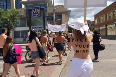 Canada: Phụ nữ để ngực trần biểu tình đòi quyền được bán khỏa thân
