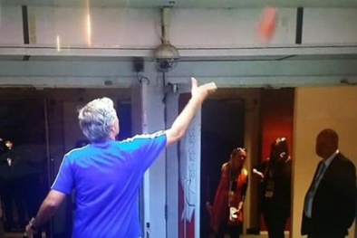 Mourinho vứt luôn 'kỷ niệm chương' sau trận thua Siêu cúp Anh