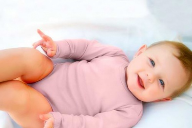 Có nên cho trẻ sơ sinh dùng lại đồ của anh chị?