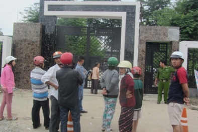 Phủ bạt, che kín căn biệt thự xảy ra vụ trọng án khiến 6 người chết