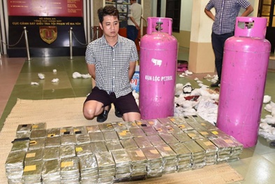 Làm rõ nghi can trong vụ gần 500 bánh ma túy giấu trong bình gas
