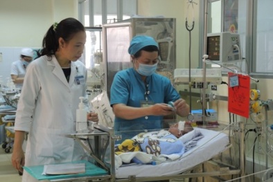 Bé trai bị dao đâm vào đầu: Sức khỏe khôi phục như một phép màu