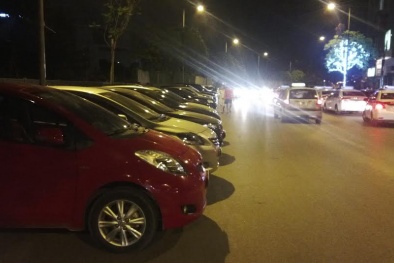 Bình trà miễn phí bị tịch thu, ô tô đỗ tràn trước cửa nhiều nhà hàng lớn