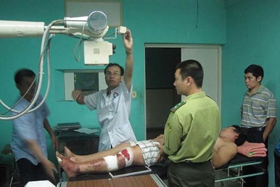Cán bộ kiểm lâm bị lâm tặc hành hung, cướp đạn rồi bắt quỳ giữa đường
