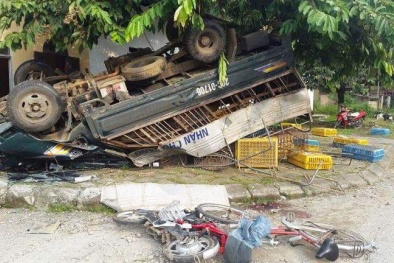 Bắc Kạn: Xe tải mất lái, lộn nhiều vòng rồi đâm vào 3 học sinh