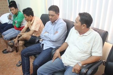 Triệt phá hai băng nhóm bán logo 'xe vua'