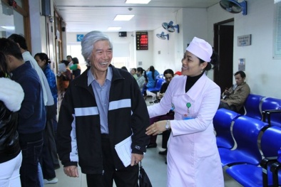 'Ở đây đưa phong bì cho bác sỹ thế nào?'