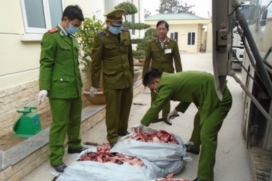 Bắt gọn xe tải chở 3,6 tấn xương động vật bốc mùi hôi thối