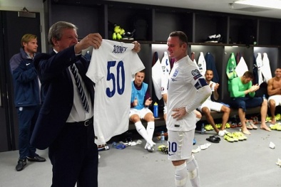 Rooney nói gì sau khi trở thành chân sút vĩ đại nhất 'Tam sư'?