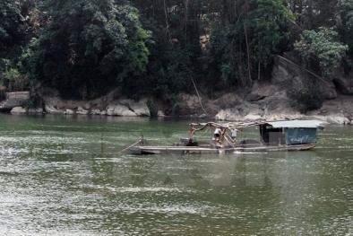 Vội vào bờ khi nước sông dâng cao, hai chị em bị điện giật thương vong