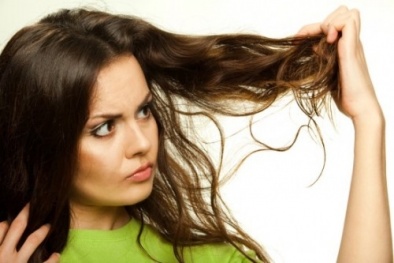 Cách khắc phục mái tóc bết dầu trong ngày mưa ẩm