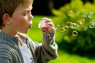 Nguy cơ nhiễm khuẩn và hóa chất độc hại từ đồ chơi thổi bong bóng xà phòng