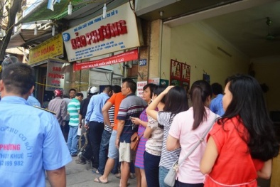 Mặc cho bánh Bảo Phương bị đình chỉ, khách vẫn nhộn nhịp xếp hàng mua