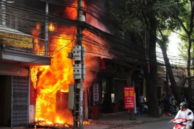 Ghen tuông, chồng khóa trái cửa rồi phóng hỏa đốt nhà