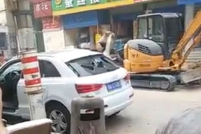 Vợ đập tan siêu xe Audi Q7 chồng tặng vì quá nhỏ 