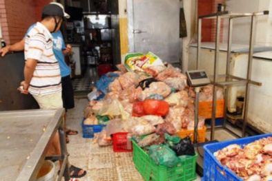 Thu giữ 2 tạ đùi gà, chân giò lợn đang phân hủy chuẩn bị đến người dùng