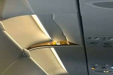 Trần máy bay nứt toác vì bị hành khách văng trúng