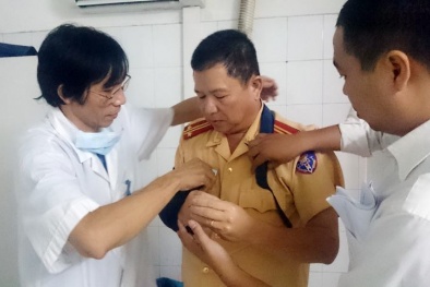Bị nhắc nhở, dùng gạch đá ném gãy tay Trung tá CSGT