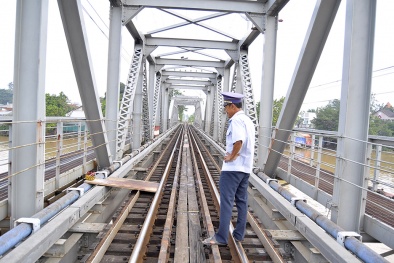 Thanh niên chết 'thảm' sau 4 tiếng nhảy múa la hét trên thành cầu