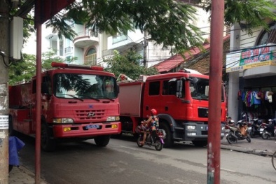 Mẹ đòi bán nhà, con tức mình mua xăng về đòi đốt