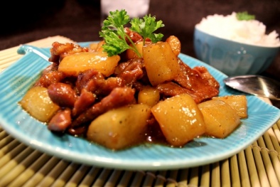 Thịt kho củ cải nóng hổi đưa cơm ngày se lạnh