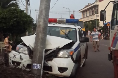 Xe CSGT tông cột điện nát đầu khi đuổi theo 'cẩu tặc'