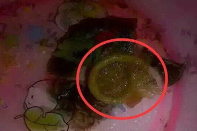 Kinh hoàng phát hiện bao cao su trong suất cơm của học sinh