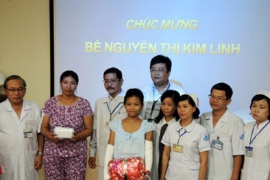 Bé gái bán vé số bị mẹ tưới xăng đốt xuất viện, mẹ chưa một lần đến thăm