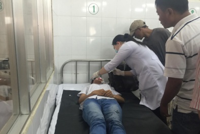 Tp. HCM: Nghi ghen tuông, 2 thiếu nữ bất ngờ bị tạt axit giữa đường 