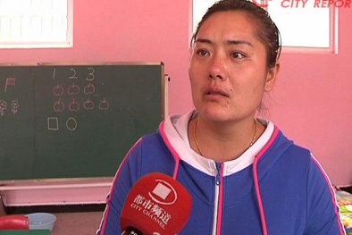 Cô giáo mầm non bắt học sinh cởi truồng xếp hình trái tim chụp ảnh