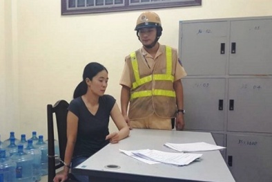 Bị CSGT ra hiệu lệnh dừng xe, người phụ nữ ném vật lạ vào vệ đường