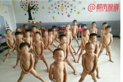 Phẫn nộ chuyện cô giáo bắt trẻ cởi truồng chụp ảnh 