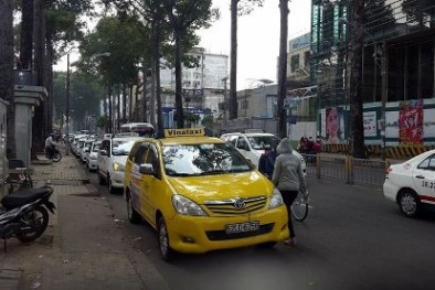 Taxi Vinasun vẫn lập bến trái phép, CSGT TP.HCM tiếp tục làm ngơ