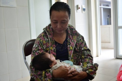 Phát hiện bé trai bị mẹ bỏ trong thùng xốp để trước cổng chùa